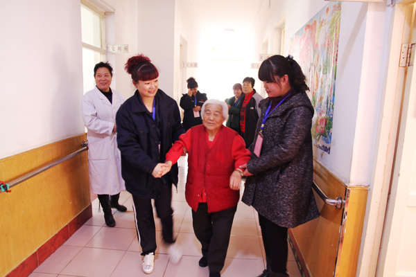 老人的笑容，我們的快樂——公司青年志愿者走進敬老院活動側(cè)記.jpg